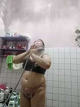 Snapshot of TinyLa chatting on November 5, 2025, 11:21 am TinyLa online show from November 5, 2025, 11:21 am