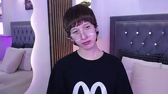 Emo Boy  online show from May 18, 2026, 4:40 am