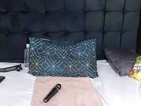 Snapshot of CaramelBootty chatting on November 16, 2025, 5:24 am CaramelBootty online show from November 16, 2025, 5:24 am