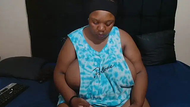 Snapshot of CaramelBootty chatting on January 6, 2026, 12:25 am CaramelBootty online show from January 6, 2026, 12:25 am