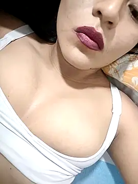 Snapshot of Lauraa----- chatting on November 9, 2025, 9:29 am Lauraa----- online show from November 9, 2025, 9:29 am