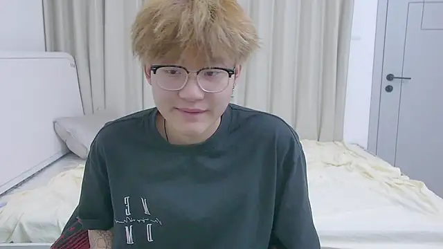 KK-cuteboy online show from April 4, 2026, 10:13 am