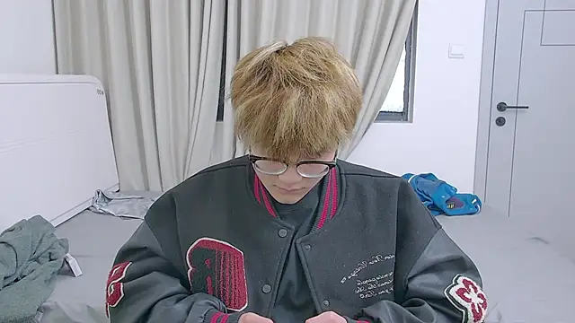 KK-cuteboy online show from April 5, 2026, 6:43 am