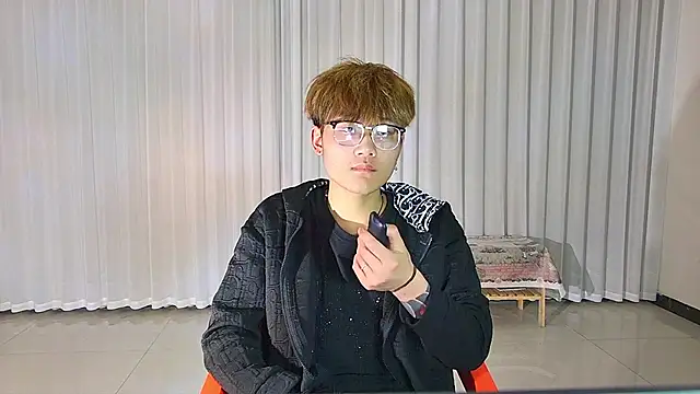 KK-cuteboy online show from April 7, 2026, 12:16 pm