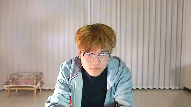 KK-cuteboy online show from April 9, 2026, 11:26 am