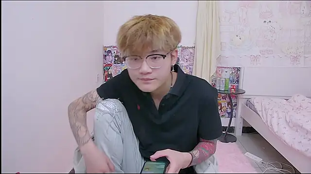 KK-cuteboy online show from April 10, 2026, 5:12 am