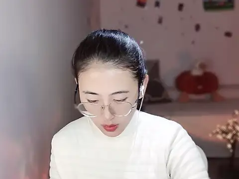 Queena  online show from December 17, 2025, 9:26 am