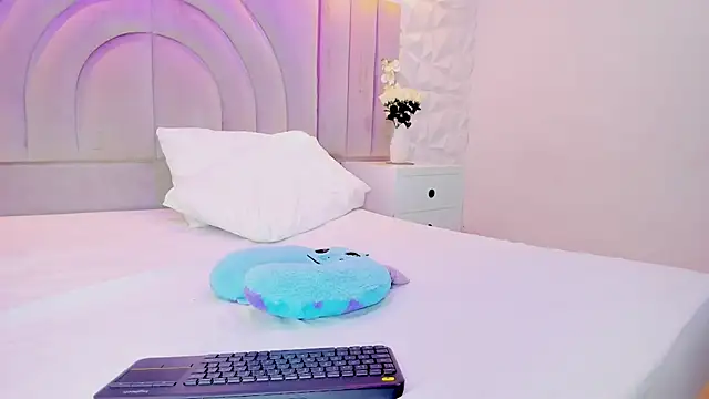 rebeca brown  online show from January 14, 2026, 11:49 am