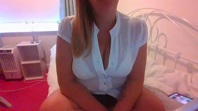 Snapshot of BbwGreenEyes69_ chatting on October 9, 2025, 8:01 am BbwGreenEyes69 online show from October 9, 2025, 8:01 am