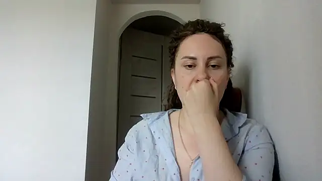 Snapshot of MeadowEyes chatting on May 18, 2026, 1:06 pm MeadowEyes online show from May 18, 2026, 1:06 pm