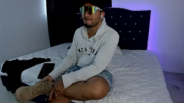 Snapshot of LoganRyder chatting on October 31, 2025, 12:50 pm LoganRyder online show from October 31, 2025, 12:50 pm