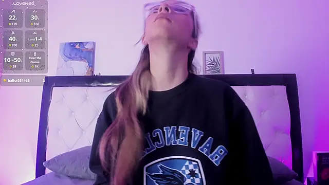 Snapshot of Sara_Roades chatting on October 28, 2025, 11:14 am Sara Roades online show from October 28, 2025, 11:14 am