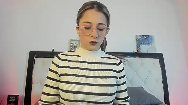 Snapshot of Sara_Roades chatting on October 30, 2025, 9:37 pm Sara Roades online show from October 30, 2025, 9:37 pm