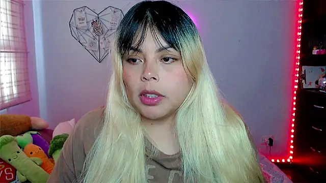 EllieMoonX online show from December 2, 2025, 9:32 pm