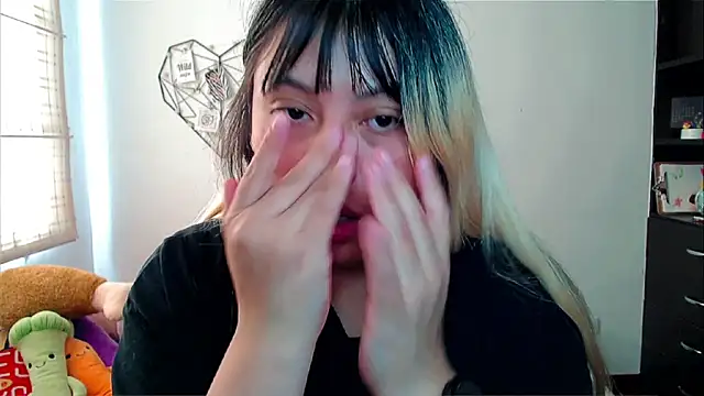 EllieMoonX online show from December 19, 2025, 1:07 pm