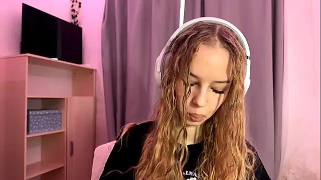 Snapshot of LunaCrave chatting on October 15, 2025, 5:18 am LunaCrave online show from October 15, 2025, 5:18 am