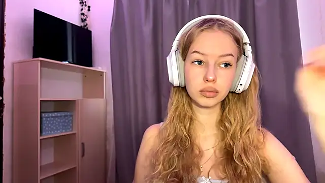 Snapshot of LunaCrave chatting on October 16, 2025, 11:11 am LunaCrave online show from October 16, 2025, 11:11 am