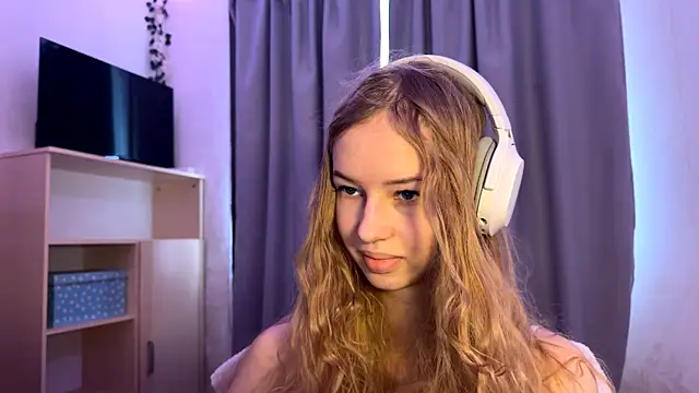 Snapshot of LunaCrave chatting on October 17, 2025, 9:23 am LunaCrave online show from October 17, 2025, 9:23 am