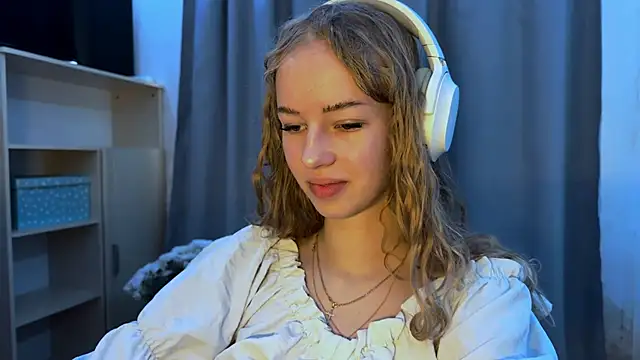 Snapshot of LunaCrave chatting on November 7, 2025, 7:19 am LunaCrave online show from November 7, 2025, 7:19 am