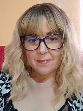 Amelialove42 online show from May 6, 2026, 1:49 pm