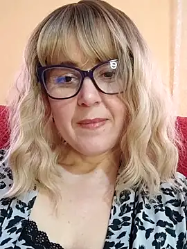 Amelialove42 online show from May 8, 2026, 1:16 pm