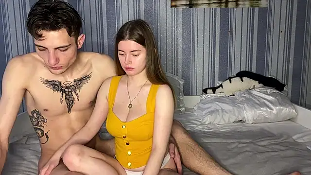 EmiliaCouple online show from December 3, 2025, 12:14 pm