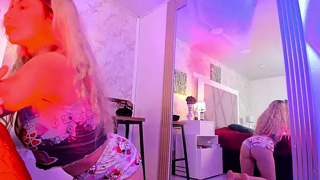 Snapshot of Sophie_teller chatting on October 13, 2025, 4:12 am Sophie teller online show from October 13, 2025, 4:12 am