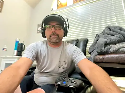 Snapshot of Fun_Time_Ron_2 chatting on October 18, 2025, 10:21 pm Fun Time Ron 2 online show from October 18, 2025, 10:21 pm