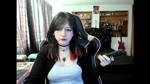 Maki Zein  online show from November 14, 2025, 5:44 pm