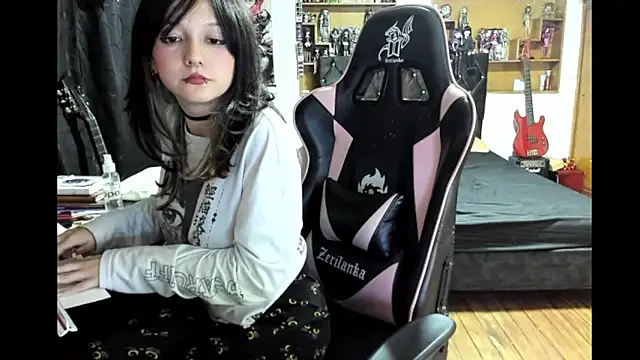 Maki Zein  online show from February 13, 2026, 8:32 am