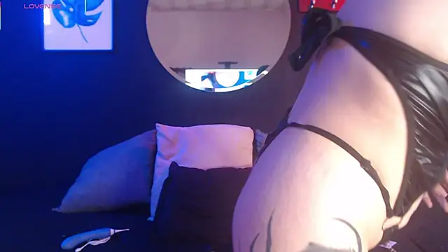 Snapshot of TamaraaRoss_ chatting on November 7, 2025, 6:52 pm TamaraaRoss online show from November 7, 2025, 6:52 pm