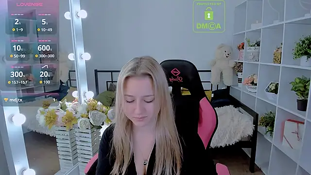 Snapshot of Lulu___Moon chatting on October 29, 2025, 6:59 am Lulu Moon online show from October 29, 2025, 6:59 am