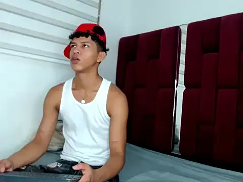 Snapshot of Owen_valentin chatting on October 23, 2025, 1:32 pm Owen valentin online show from October 23, 2025, 1:32 pm