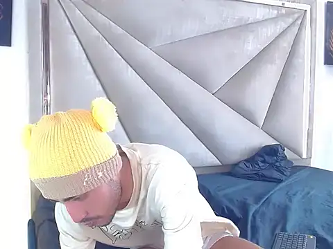 Snapshot of Owen_valentin chatting on November 1, 2025, 4:42 pm Owen valentin online show from November 1, 2025, 4:42 pm