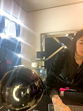 Snapshot of Moon_Magic chatting on November 5, 2025, 7:25 pm Moon Magic online show from November 5, 2025, 7:25 pm