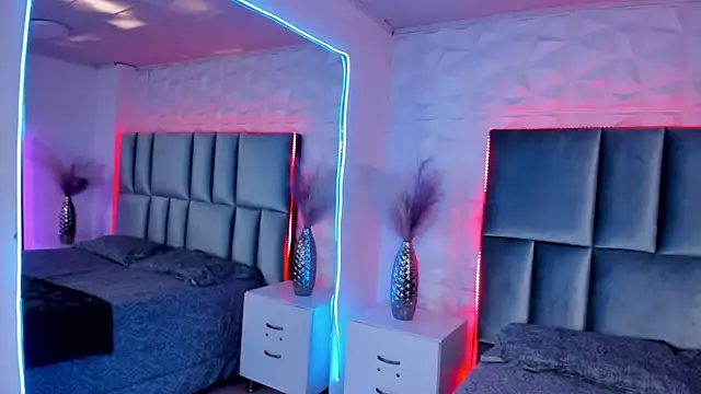 HollyPeach online show from January 12, 2026, 7:41 pm