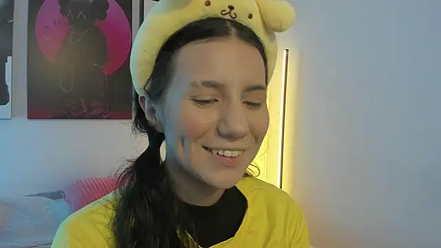 HollyPeach online show from June 3, 2026, 7:41 pm