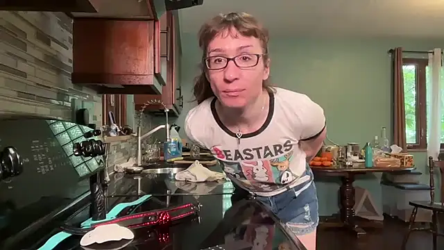 Snapshot of MaxieTop chatting on October 13, 2025, 6:19 pm MaxieTop online show from October 13, 2025, 6:19 pm