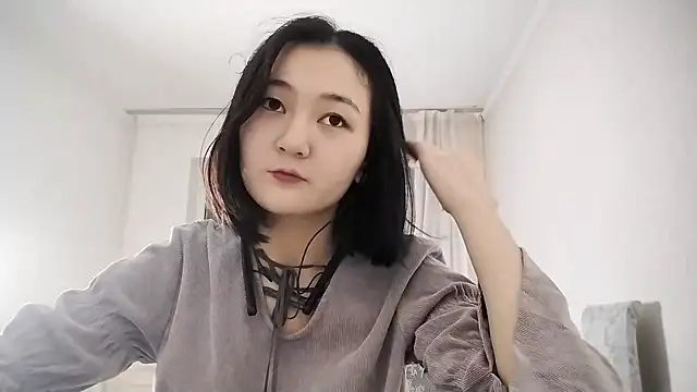 Lyndasilk online show from October 19, 2025, 2:07 pm