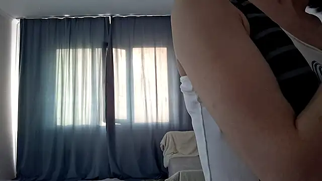 Lyndasilk online show from April 1, 2026, 12:17 pm