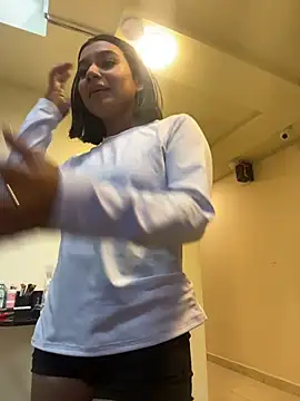 AlyssaRay online show from May 13, 2026, 4:37 pm