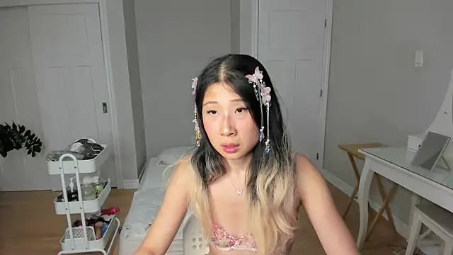Jiwooe online show from August 2, 2026, 10:41 pm
