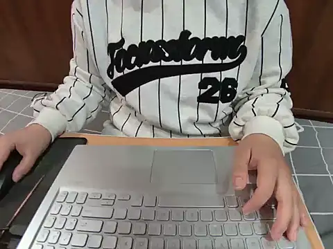 Snapshot of Hanna_Mina chatting on December 17, 2025, 5:02 am Hanna Mina online show from December 17, 2025, 5:02 am