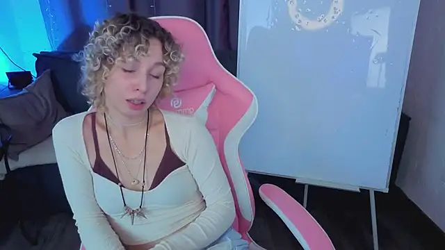 Mary Wahlberg online show from November 10, 2025, 12:04 pm