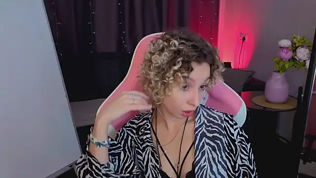 Mary Wahlberg online show from November 12, 2025, 5:19 am