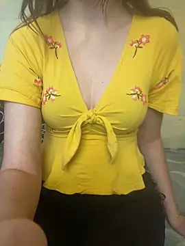 Snapshot of KittieCreme chatting on November 9, 2025, 10:24 am KittieCreme online show from November 9, 2025, 10:24 am