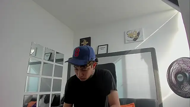 Snapshot of Sky_Wild chatting on October 27, 2025, 8:13 pm Sky Wild online show from October 27, 2025, 8:13 pm