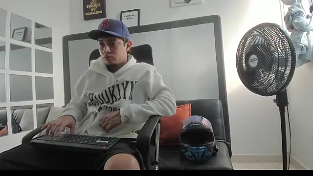 Snapshot of Sky_Wild chatting on November 2, 2025, 8:33 pm Sky Wild online show from November 2, 2025, 8:33 pm