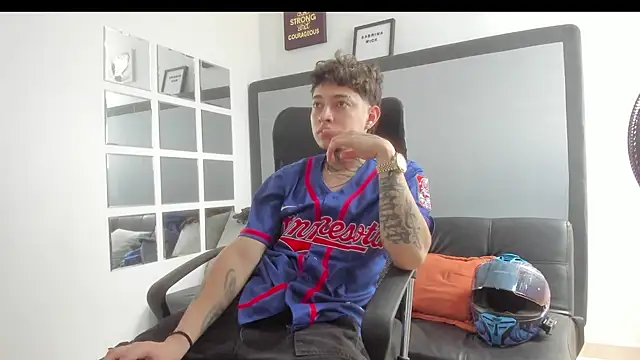 Snapshot of Sky_Wild chatting on November 6, 2025, 8:32 pm Sky Wild online show from November 6, 2025, 8:32 pm