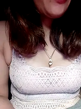 YiyinLy online show from February 14, 2026, 9:11 pm